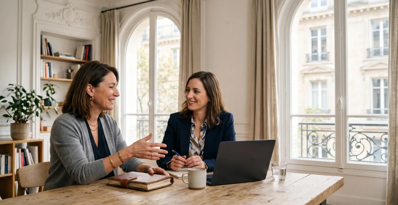 Entrepreneur francais et consultant SEO echangeant autour d'une table de travail dans un bureau parisien lumineux