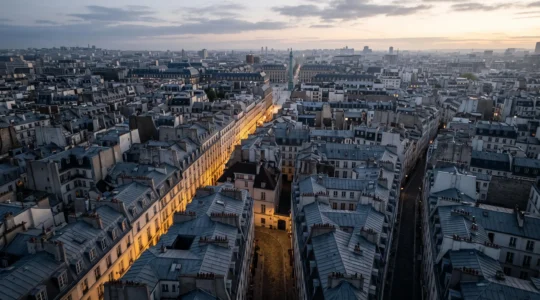 Vue aerienne d'un labyrinthe de toits parisiens symbolisant les chemins complexes que Google doit explorer pour crawler un site web