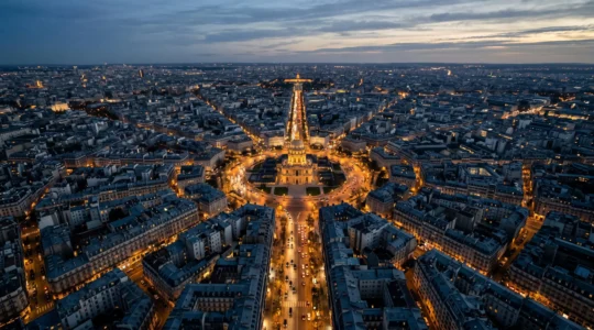 Vue aérienne symbolique d'un réseau de routes urbaines françaises convergeant vers quelques bâtiments stratégiques illuminés, représentant la restructuration des liens internes