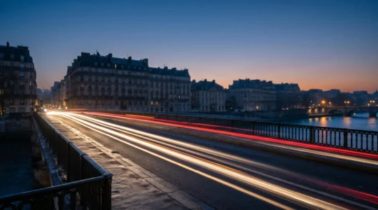 Représentation visuelle symbolique de la transformation d'un site web lent en site rapide, illustrée par un mouvement fluide et lumineux